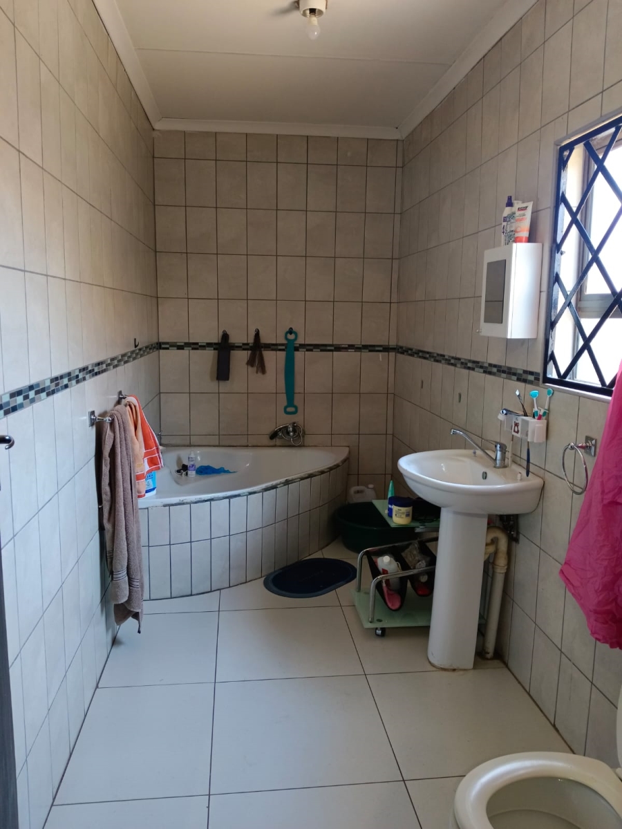 6 Bedroom Property for Sale in Flamwood North West